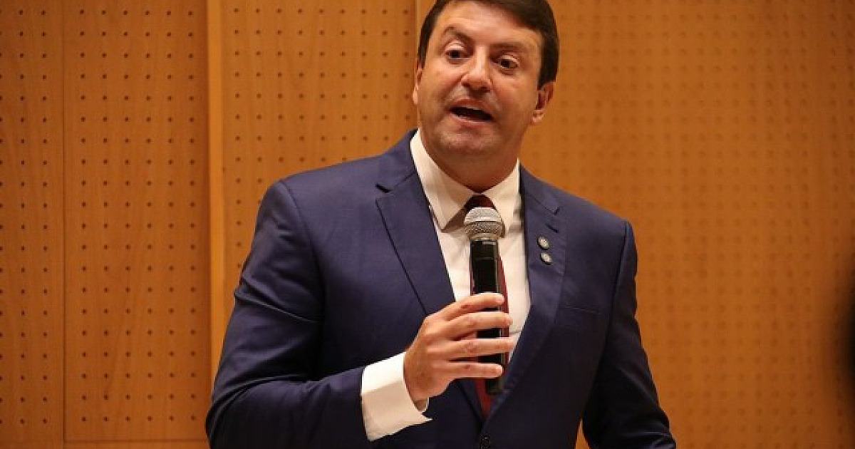 Para equilibrar contas públicas, prefeito de Santana de Parnaíba anuncia corte de gastos