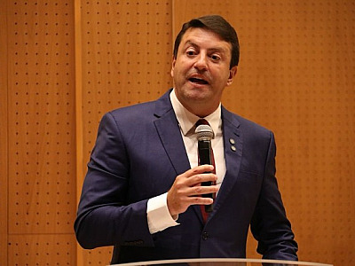 Para equilibrar contas públicas, prefeito de Santana de Parnaíba anuncia corte de gastos