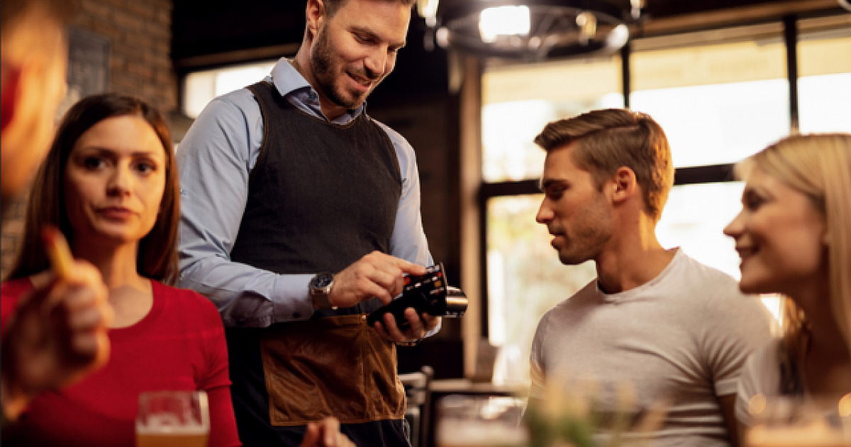 Governo de SP publica decreto que estabelece ICMS em 4% para bares e restaurantes