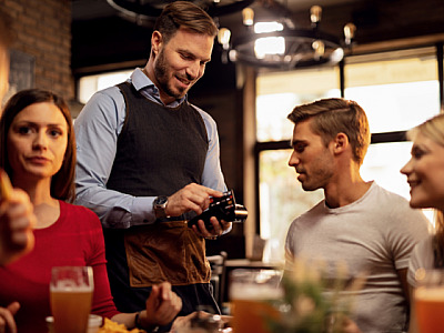 Governo de SP publica decreto que estabelece ICMS em 4% para bares e restaurantes