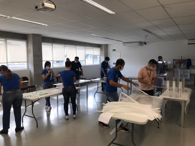 Empresa de Barueri doa barreiras de acrílicos para Grupo Vida Brasil