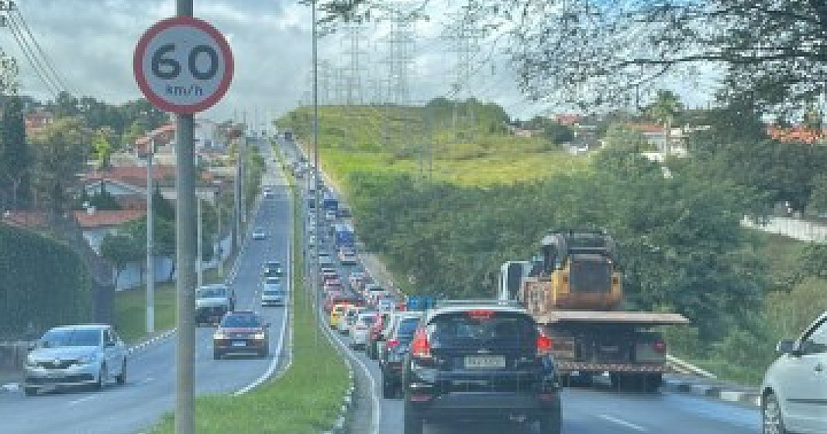 Acidente na Yojiro Takaoka causa congestionamento em Alphaville