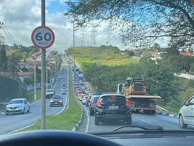 Acidente na Yojiro Takaoka causa congestionamento em Alphaville