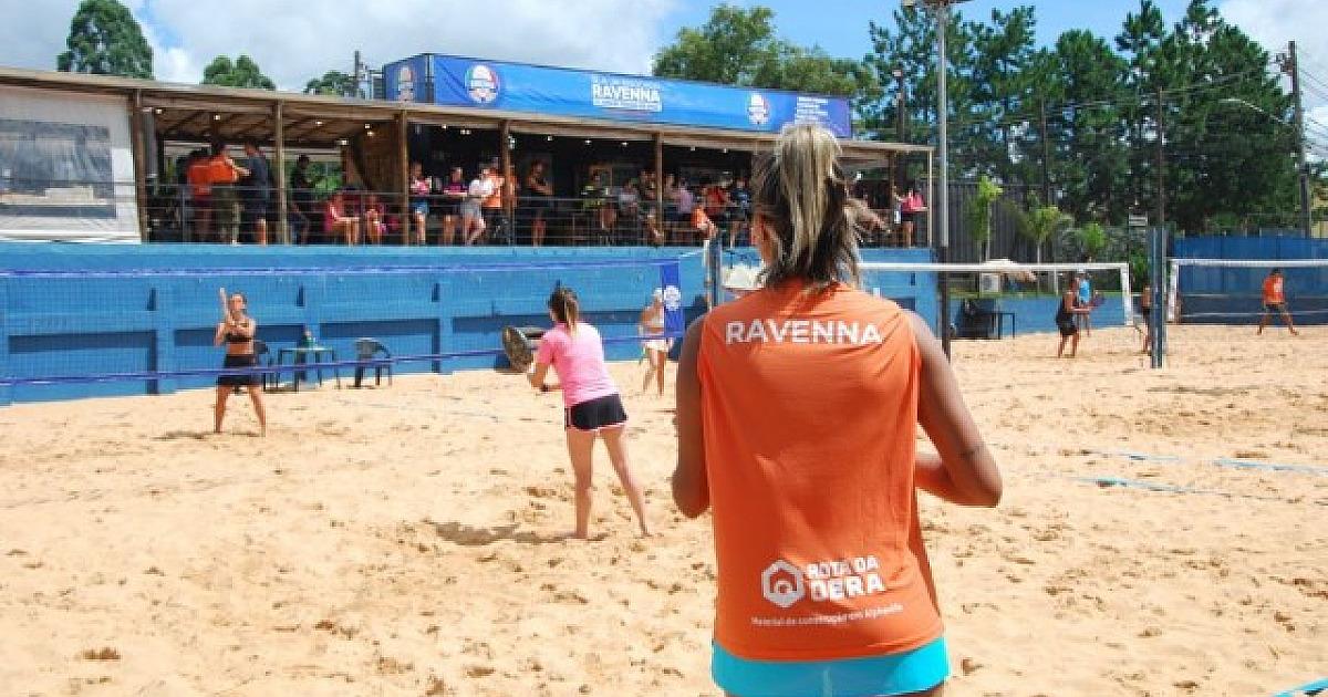 Beach tennis ganha cada vez mais espaço entre moradores do bairro