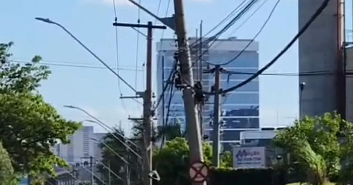 Avenida Piracema permanece com faixa interditada por risco de queda de poste
