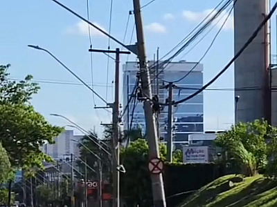 Avenida Piracema permanece com faixa interditada por risco de queda de poste