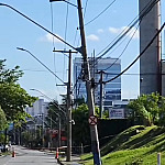 Avenida Piracema permanece com faixa interditada por risco de queda de poste
