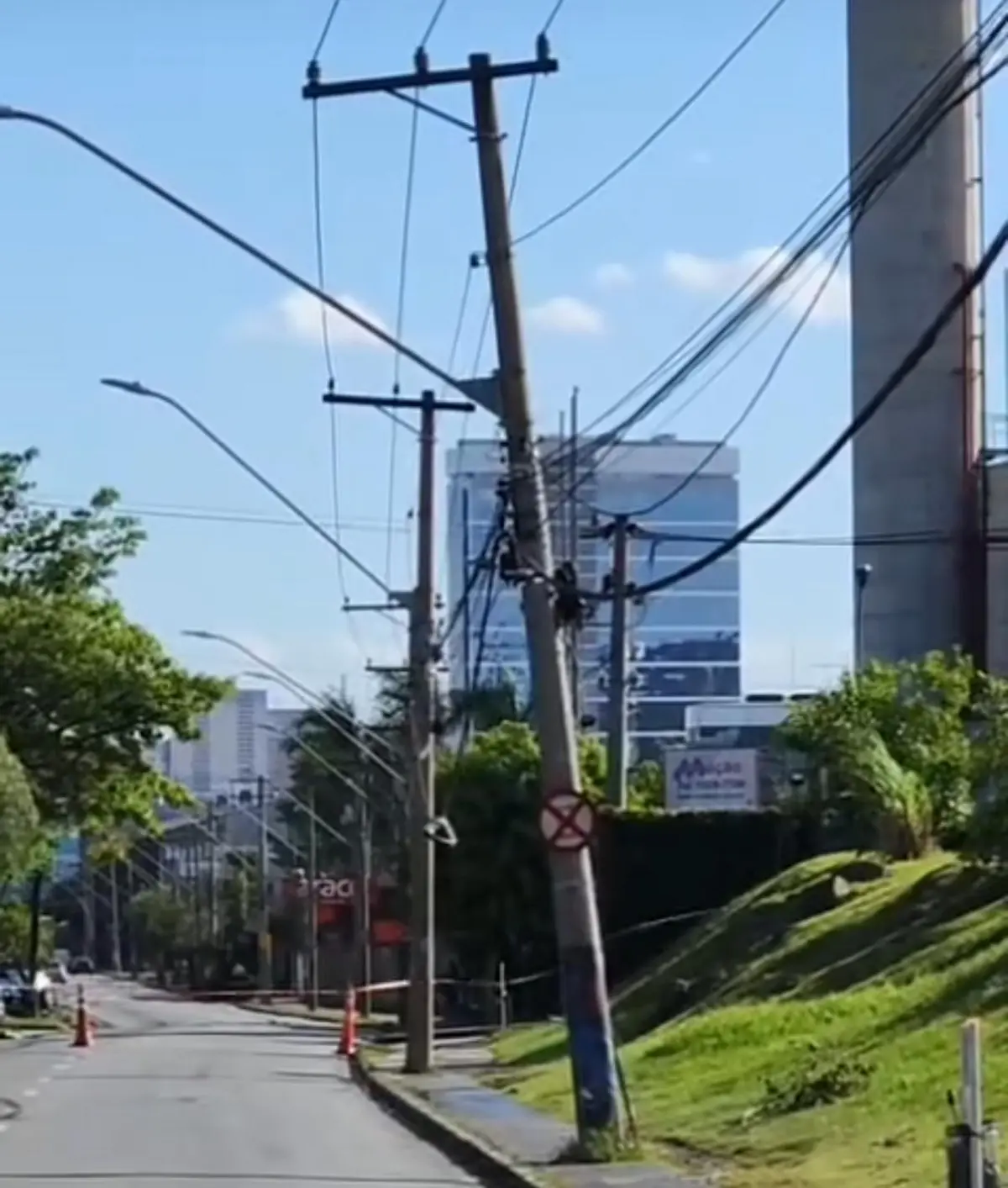 Avenida Piracema permanece com faixa interditada por risco de queda de poste