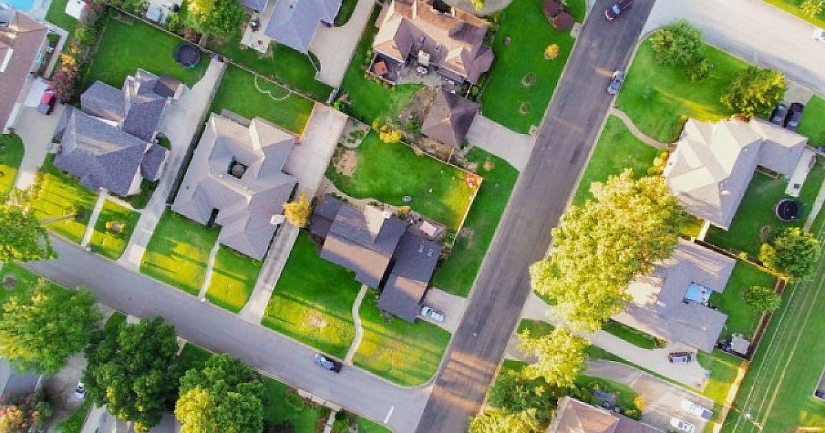 Sete em cada dez pessoas moram em casas próprias