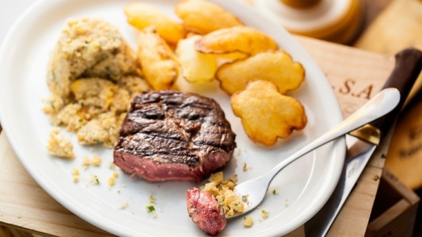 Pobre Juan apresenta Estações de Gastronomia em feira para festejar 15 anos da marca