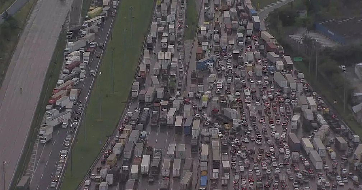 Bloqueios na Castello Branco por grupos bolsonaristas causam caos no trânsito da região