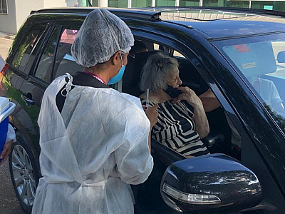 Barueri se antecipa ao Estado e inicia vacinação contra Covid-19 de idosos acima de 90 anos