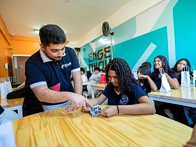 Alunos da ETEC de Parnaíba passam a ter aulas de robótica do projeto Engenhoka