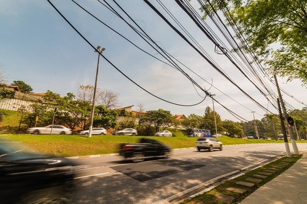 Parnaíba realiza plano de ação para acabar com fios pendurados no bairro