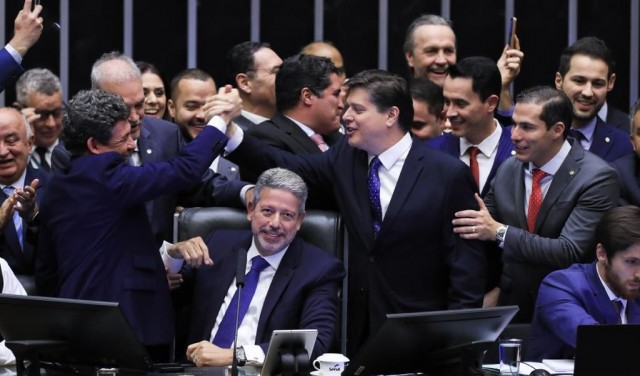 Câmara aprova PEC da reforma tributária