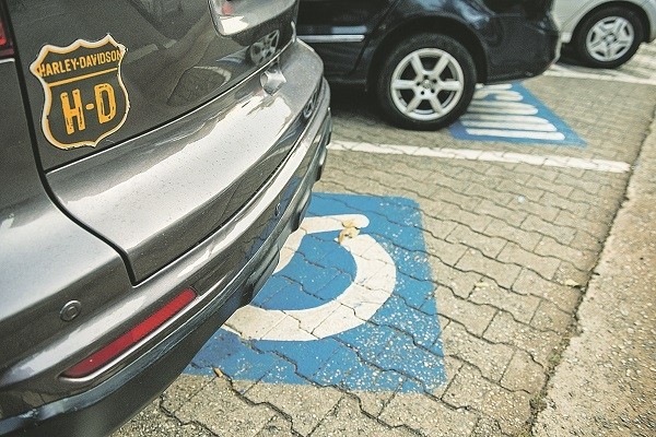 Multas por estacionar em vagas reservadas crescem mais de 250% em Barueri