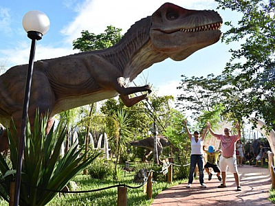 Dia das Crianças: Vale dos Dinossauros de Olímpia recebe a Turma do Chaves