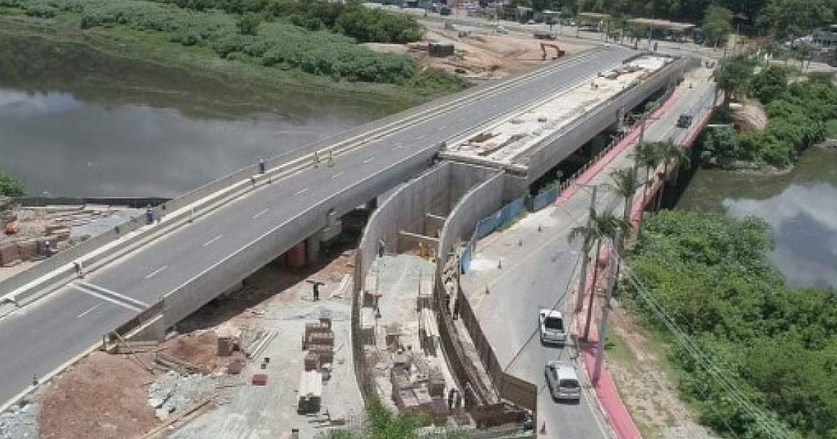 Rampas na ponte sobre o Rio Tietê estão em construção