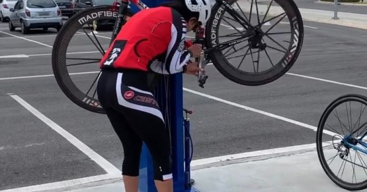 Parnaíba instala estação de manutenção de bike em frente ao paço municipal