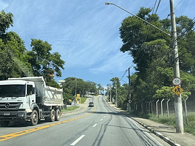 Estrada Bela Vista em Alphaville lidera casos de caminhões em área proibida