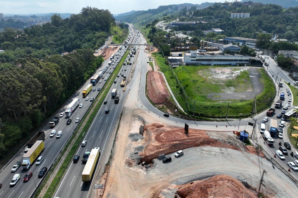 Obra de pavimentação interdita alça de acesso à Castello