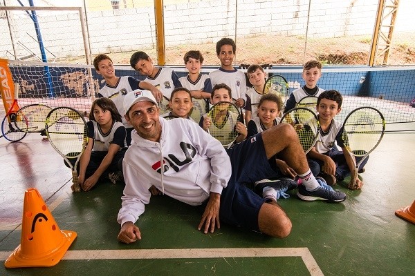 Projeto oferece aulas gratuitas de tênis para crianças carentes de Santana de Parnaíba