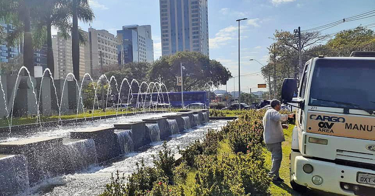 O centro empresarial está impecável para as festas de final de ano