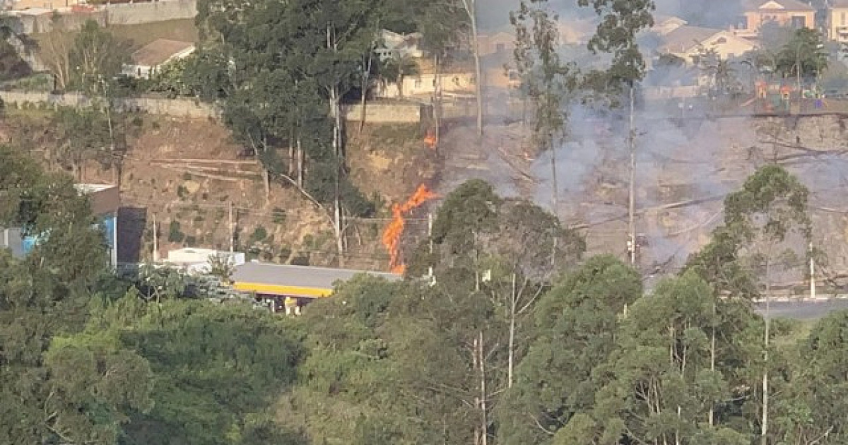 Incêndio atinge trecho de vegetação próximo ao muro do Tamboré 6