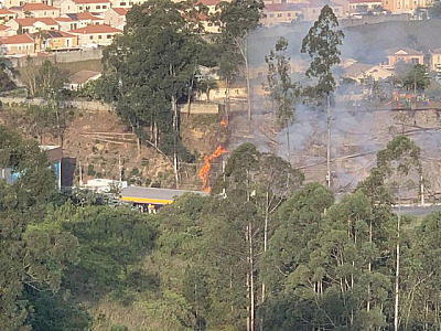 Incêndio atinge trecho de vegetação próximo ao muro do Tamboré 6