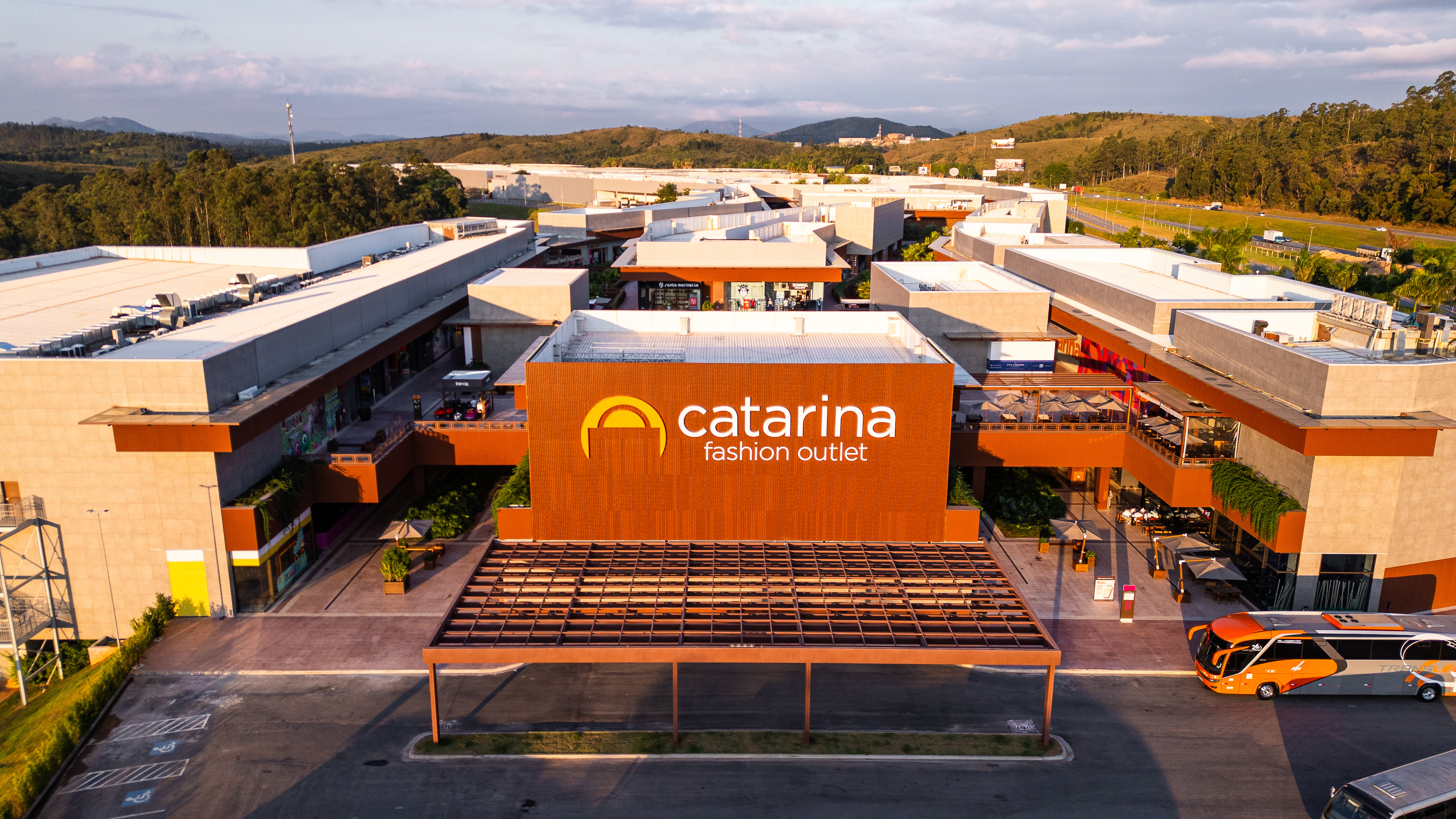Catarina Fashion Outlet lança campanha com descontos e sorteio de carro híbrido