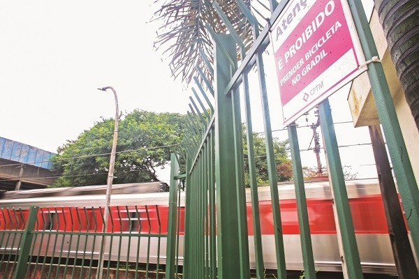 Falta de espaços nas estações de trem dificulta mobilidade de ciclistas