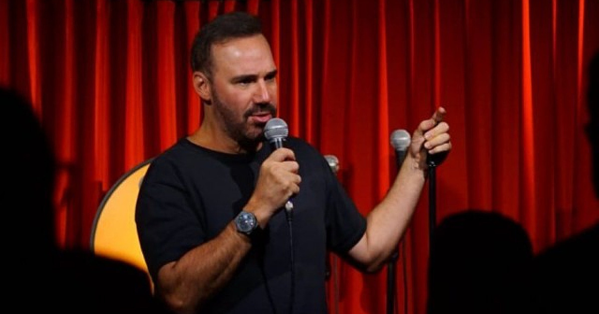 Humorista Diogo Portugal se apresenta em Alphaville nesta quarta-feira (29)