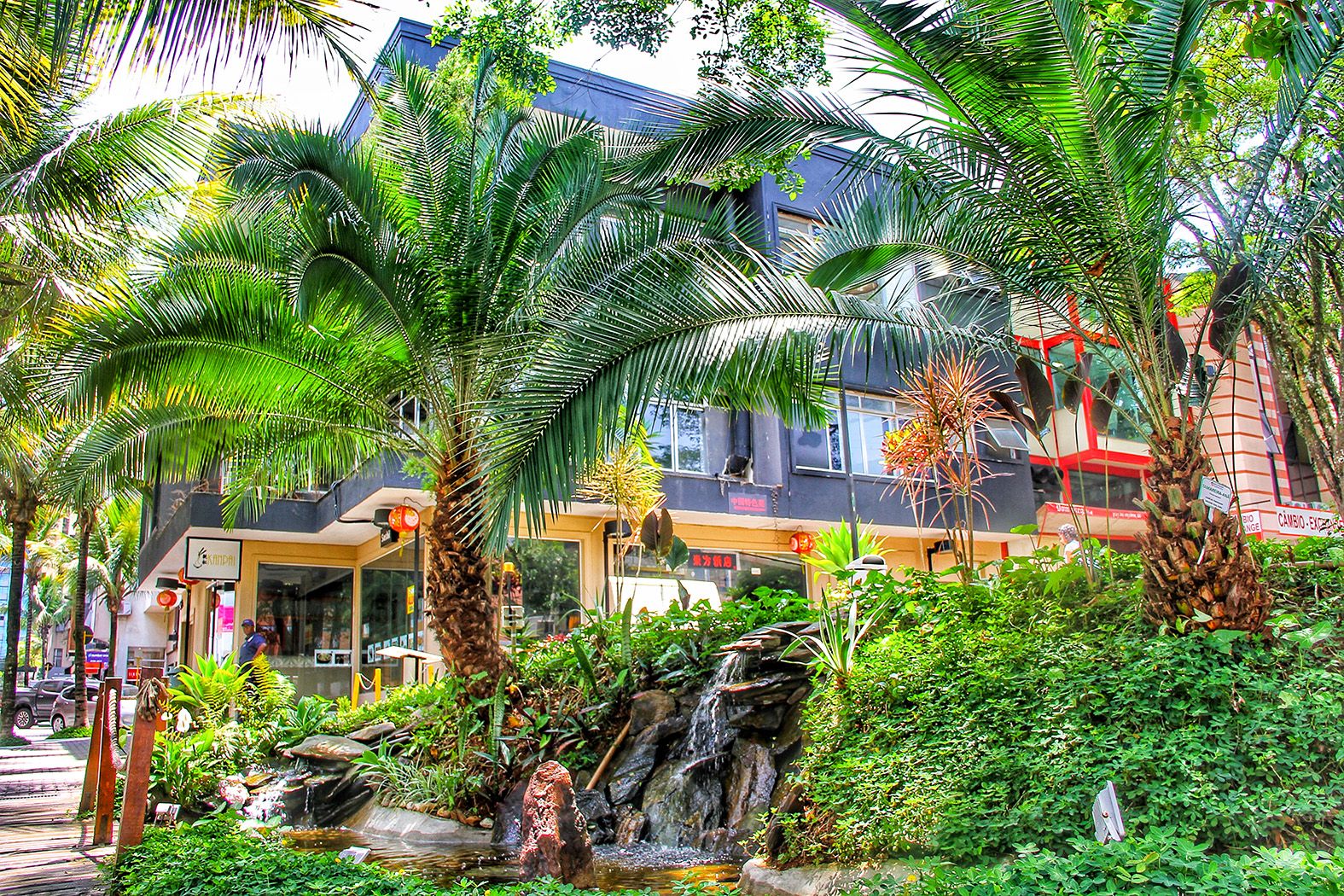 A céu aberto e integrado à natureza, Centro Comercial Alphaville reencontra visitantes