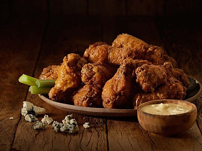 Outback comemora Dia do Consumidor com Super Wings de brinde