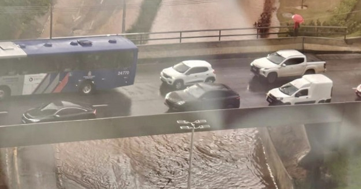 Chuva desta quarta-feira (6) causa alagamentos em Alphaville