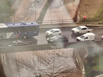 Chuva desta quarta-feira (6) causa alagamentos em Alphaville