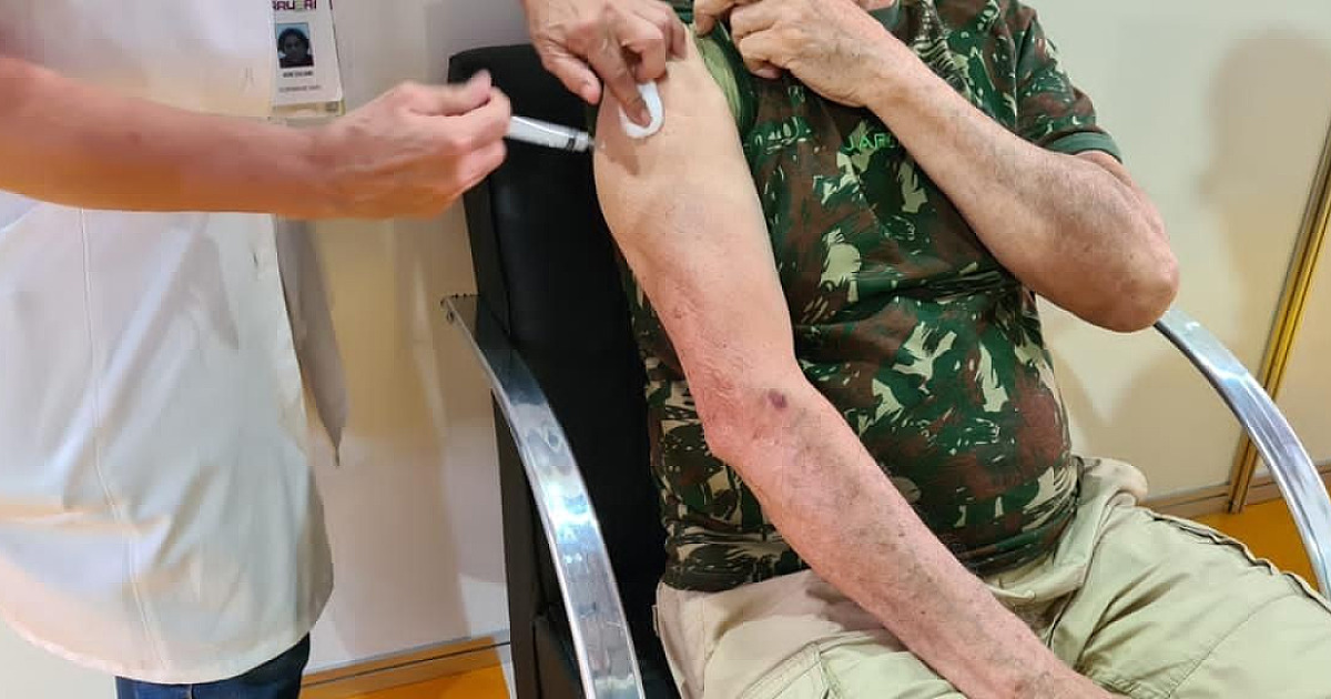 Idosos de 65 e 66 anos começam a ser vacinados neste sábado (17) em Barueri