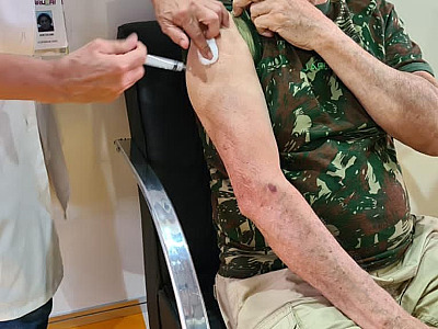 Idosos de 65 e 66 anos começam a ser vacinados neste sábado (17) em Barueri