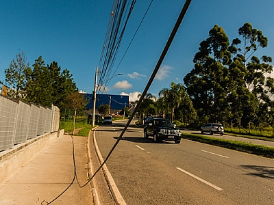 Fios em postes de energia passam por regularização em Alphaville