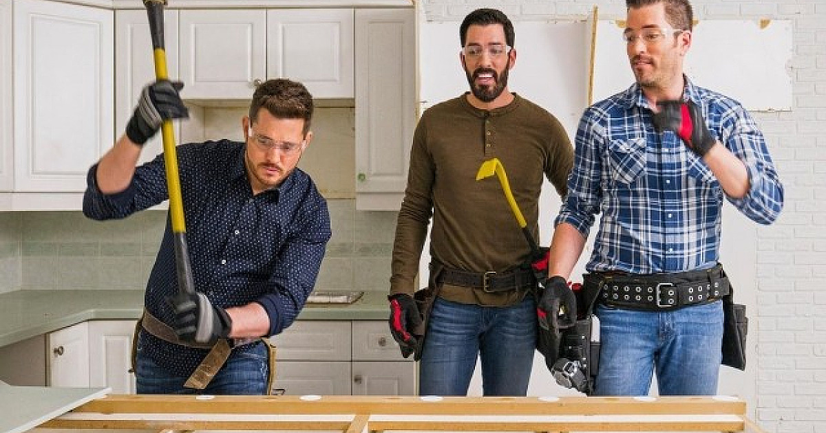 Brad Pitt e outras celebridades participam de Spin-off de Irmãos à Obra