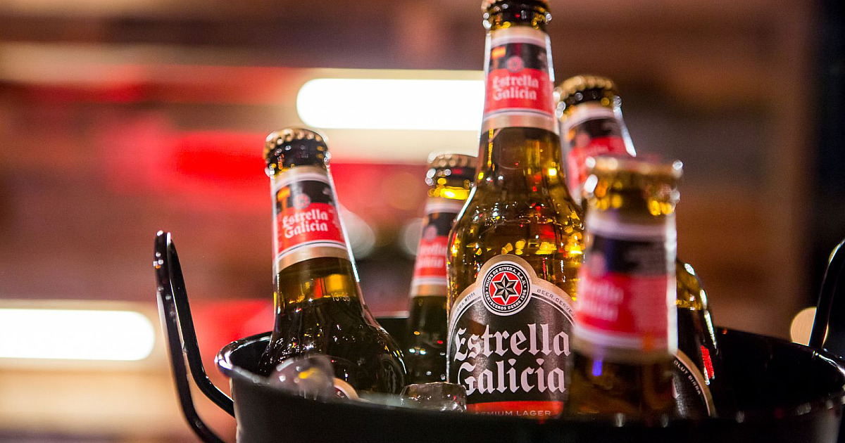 Custando apenas R$ 12, cerveja da Estrella Galícia é eleita a melhor do mundo