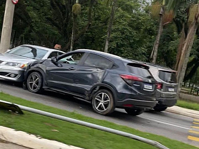 Motorista morre na Via Parque após ter carro atingido por objeto