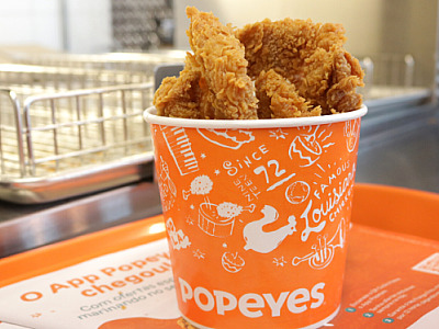 Popeyes oferece refil do balde de frango para curar a ressaca de Carnaval