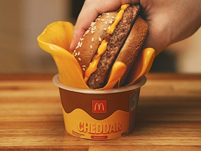 McDonald’s lança pote de molho cheddar no Brasil