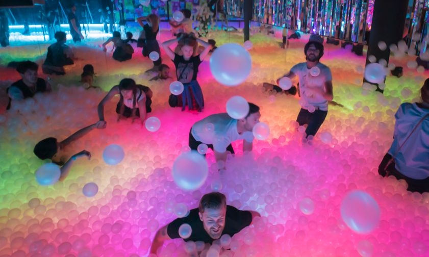 Bar inova com piscina de bolinhas gigantesca