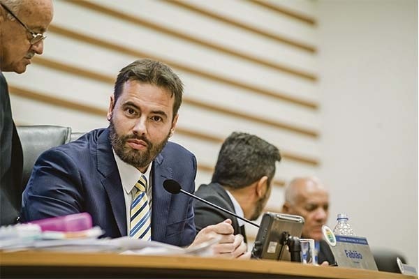 Fabião se ‘defende’ sobre licitação para vale-alimentação