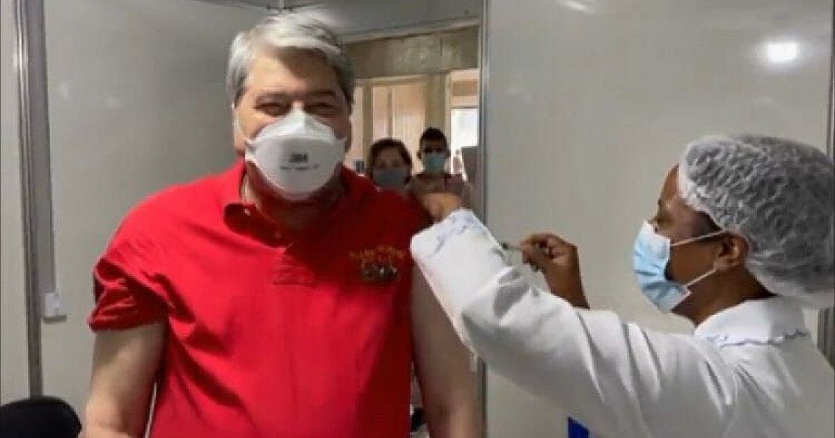 Datena é vacinado contra a Covid-19 em Barueri