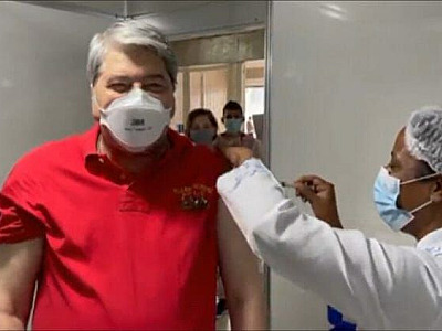 Datena é vacinado contra a Covid-19 em Barueri