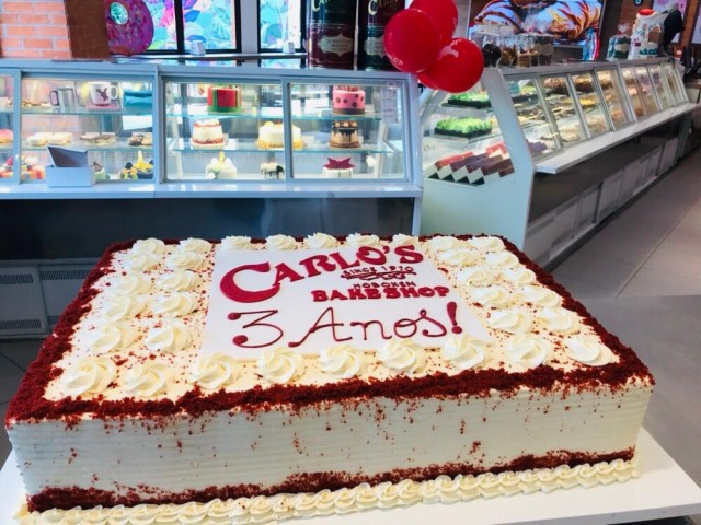 Carlo's Bakery do Tamboré distribui bolo em celebração aos três anos da marca no Brasil