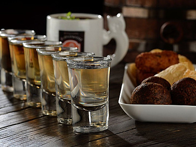 Dia da Cachaça: aprenda como harmonizar a bebida com diferentes pratos e petiscos